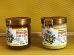 links naturbelassener Honig, rechts cremig gerhrter Honig
